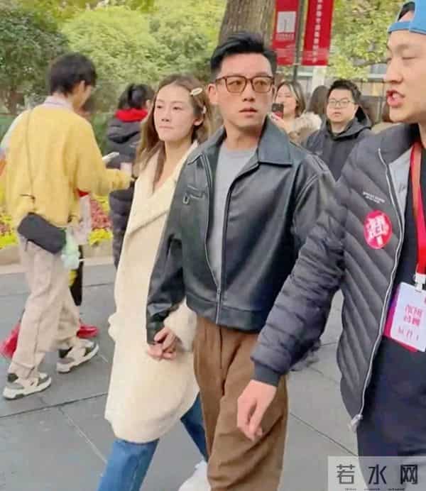 39岁郑恺携妻苗苗重返上戏学院参加校庆,十指相扣男帅女美太亮眼