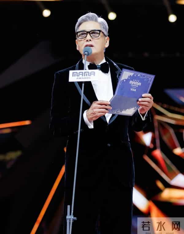 权志龙晒与周润发夫妇合照,林建岳及小女友也在,李洙赫帅得突出