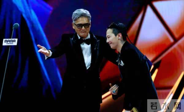 权志龙晒与周润发夫妇合照,林建岳及小女友也在,李洙赫帅得突出