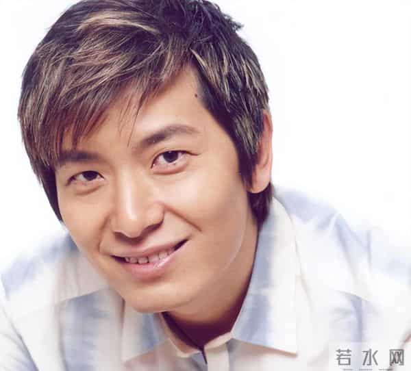 55岁戴军现身上海买手机，定居泰国享受悠闲人生，和她成了新邻居