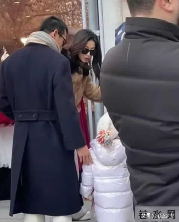 朱珠一家三口北京逛圣诞集市 朱珠挤开老公真相大白 两口子笑翻网友