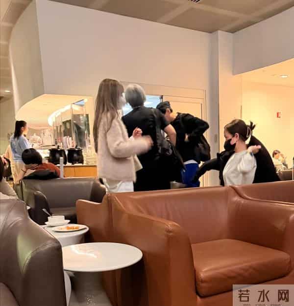 43岁王心凌现身纽约机场,她穿着一身白衣服,个子挺矮但身材很好