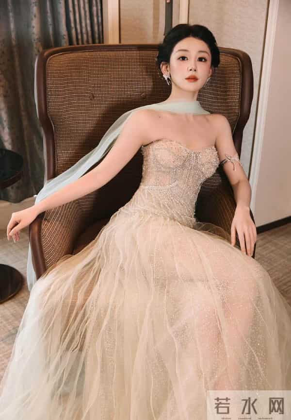 陈芳彤 抹胸礼服搭配丝巾 太飘逸灵动了