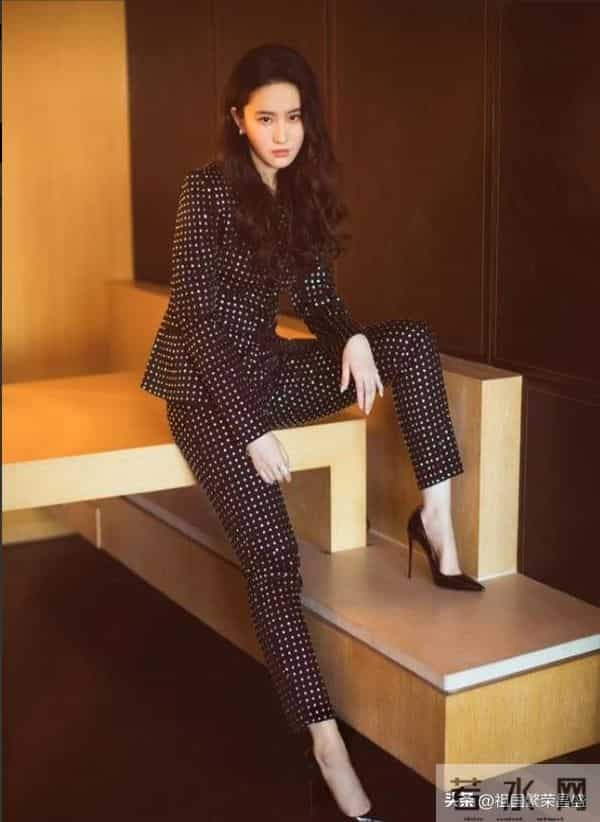 刘亦菲穿肉丝袜现身