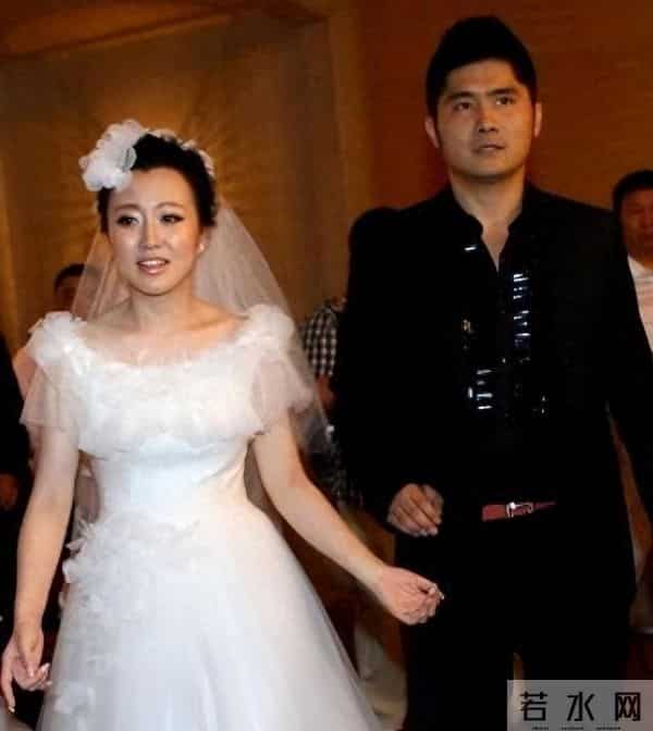 潘阳现状：嫁富豪结婚13年，如今却居住娘家，和潘长江合唱很幸福