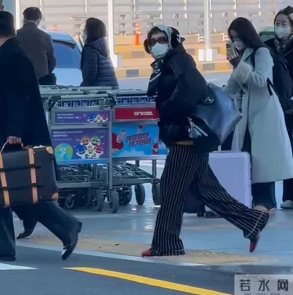 香奈儿大秀,辛芷蕾王一博同台看秀像姐弟,权志龙姨化穿搭辣眼睛