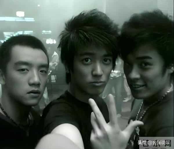 郑恺晒与陈赫等10人合影,被扒P掉7处烟盒打火机,遭吐槽一群老登