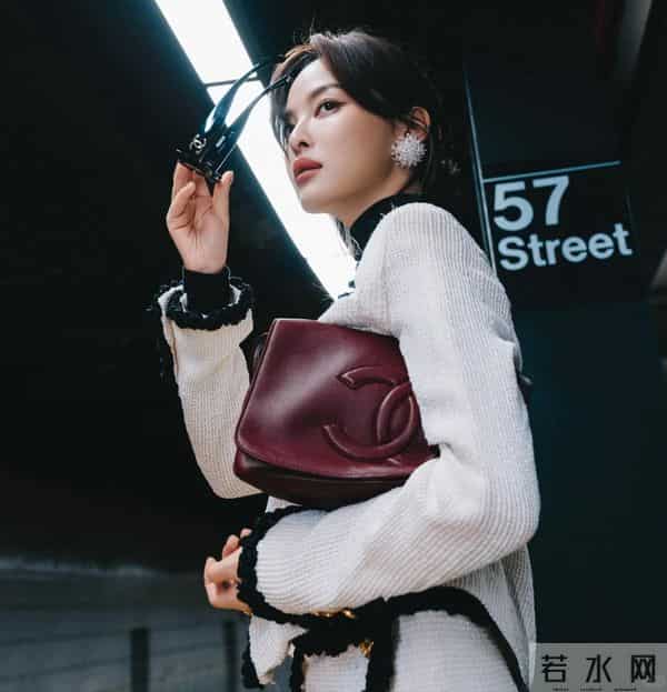 香奈儿大秀,辛芷蕾王一博同台看秀像姐弟,权志龙姨化穿搭辣眼睛