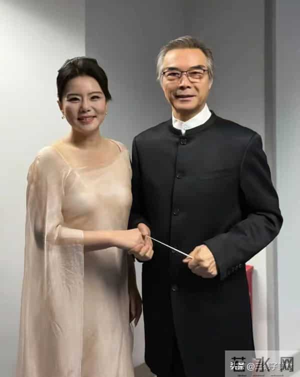 官宣离婚一年后，50岁的龚琳娜喜讯不断，外国前夫却只能发酸评