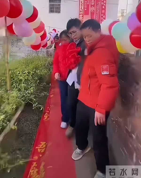 妹妹五年前曾控诉邻居无理取闹,志辉兄弟俩扬眉吐气,全家终翻身
