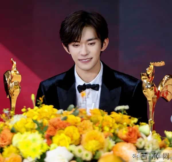 陪玩陪睡只是冰山一角？王晶再曝娱乐圈黑幕，易烊千玺惨被牵连