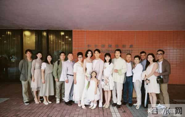 看了赵雅芝全家福，再看拼命赚钱的叶童，才知两人的差距早已明显