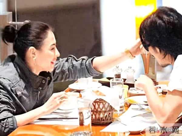 看到谢霆锋张柏芝相爱时的旧照，才发现，她的眼里曾全是这个男人