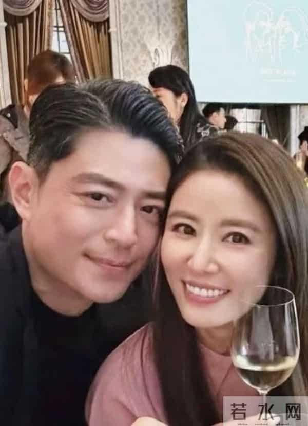 林心如霍建华夫妇参加邱泽婚礼，合照太多，霍建华白发比林心如多