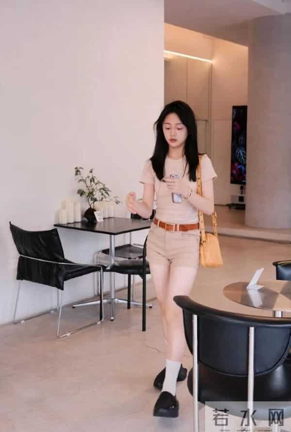 童星冯雪雅写真,这身姿太有大明星的范儿了