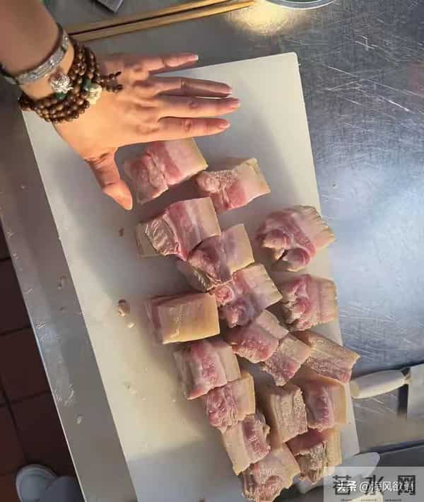 胡歌精通厨艺狂宠妻,做巨型红烧肉,女儿馋蛋糕成“小吃货”