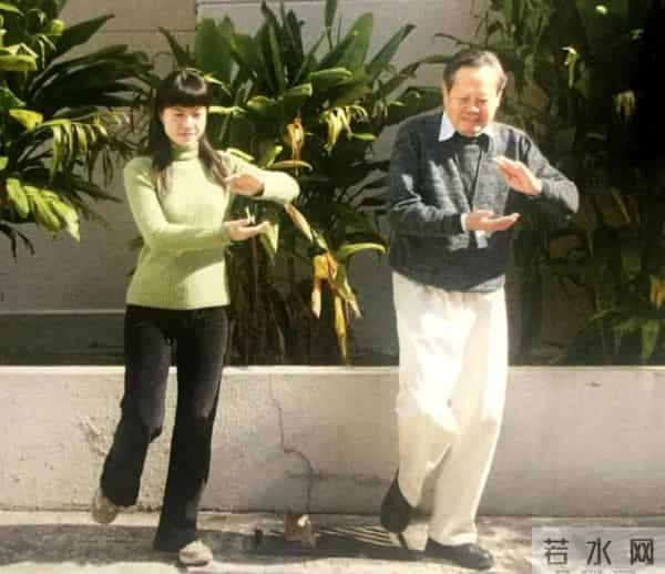 翁帆公开露面，她带妈妈看展，她仍穿一身黑衣服，但脸上有笑容了