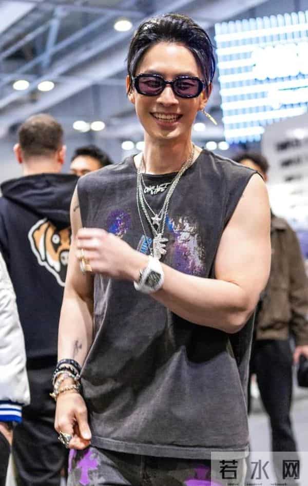 47岁吴建豪瘦脱相!减40斤肌肉男秒变麻杆老头,网友:是生病了吗