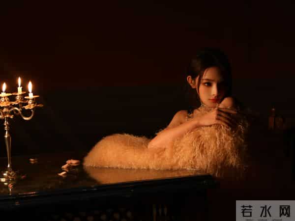 谁能拒绝这样的彭小苒！裸全背造型又纯又欲，