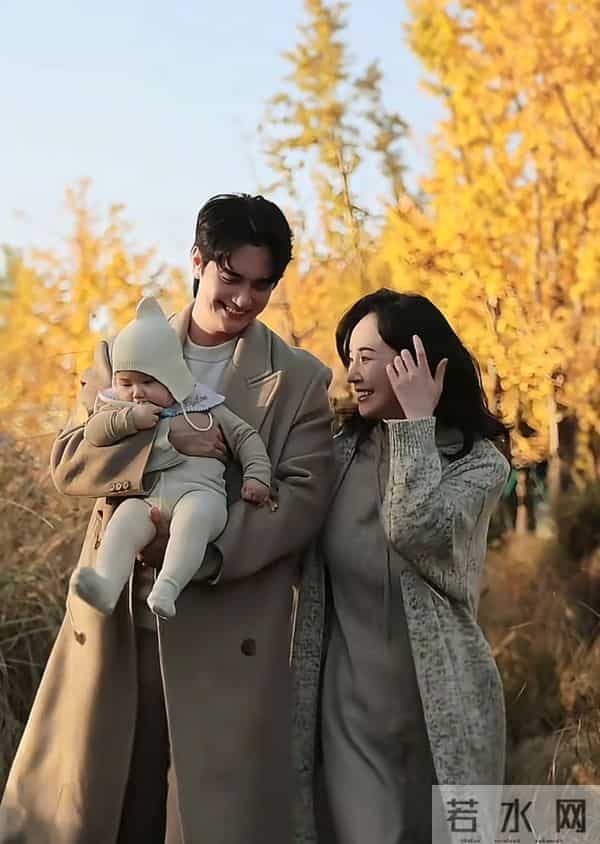 张檬一家三口赏秋，产后喂母乳胸围大了一圈，Dylan肉腿养得真壮