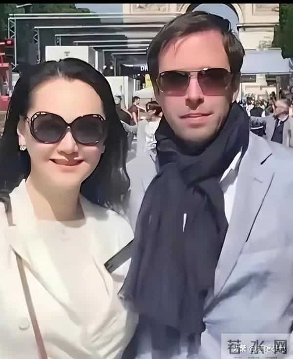 大宋佳现身上戏80年校庆,63岁状态依旧惊艳,比利时老公未现身