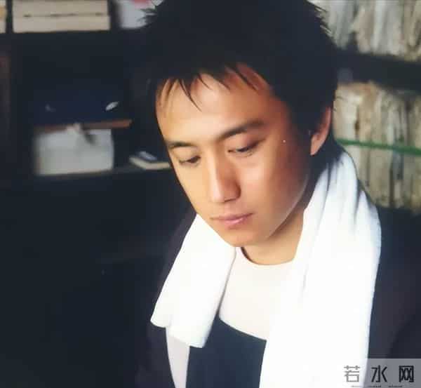 黄磊挥泪告别《向往的生活》，何炅陪伴在侧，张艺兴四人鞠躬致敬