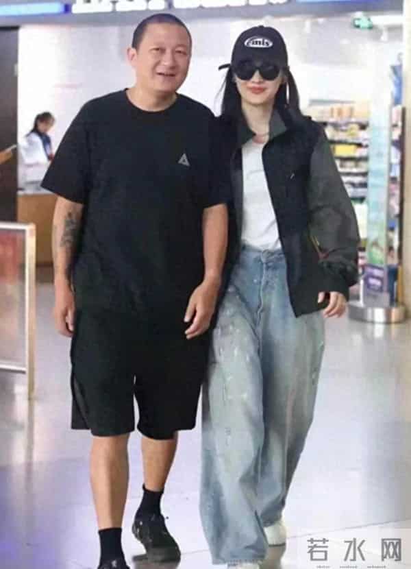 梅婷与老公罕见同框,老公一脸憨厚朴实,网友:像爸爸牵着女儿