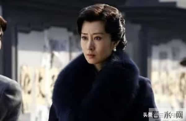 官宣离婚一年后，50岁的龚琳娜喜讯不断，外国前夫却只能发酸评