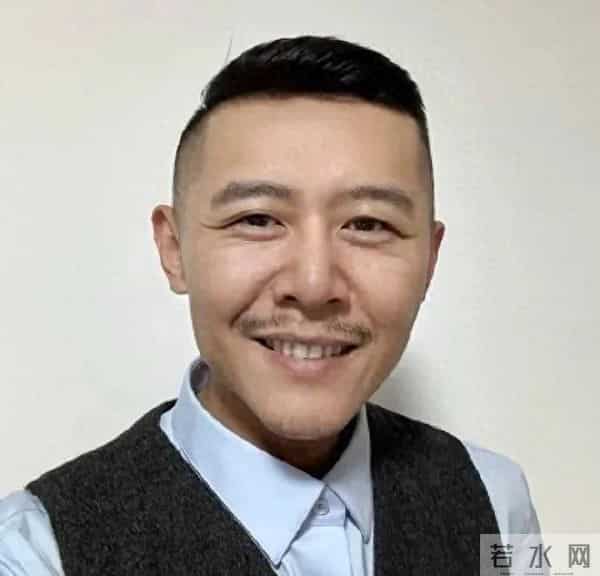 大冰回应“黄金左脸”热梗，称年轻时曾因乘“黑车”被打聋右耳，习惯用左耳凑近听声音，长期保持该姿态形成肌肉记忆