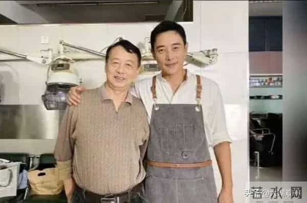 罗晋经历与唐嫣离婚风波、父亲离世后首次现身：头戴鸭舌帽出席新剧宣传