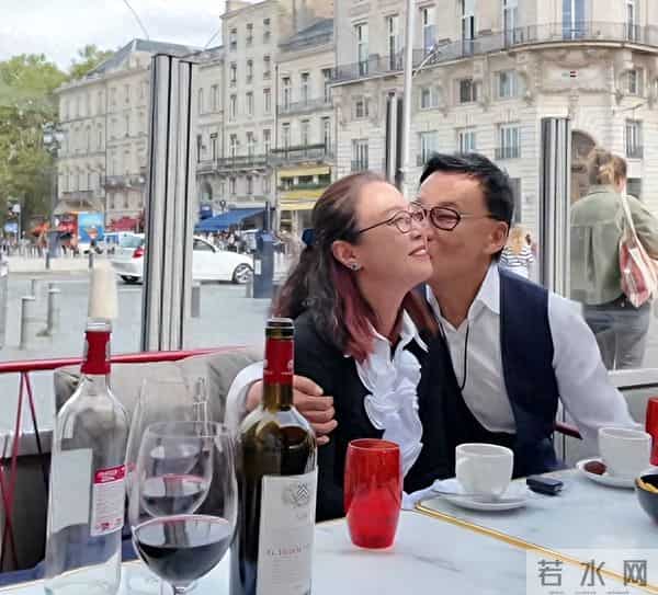 李国庆与新婚妻子相互拥吻，并勇敢示爱：我大胆地高调地迎娶了我的白月光！