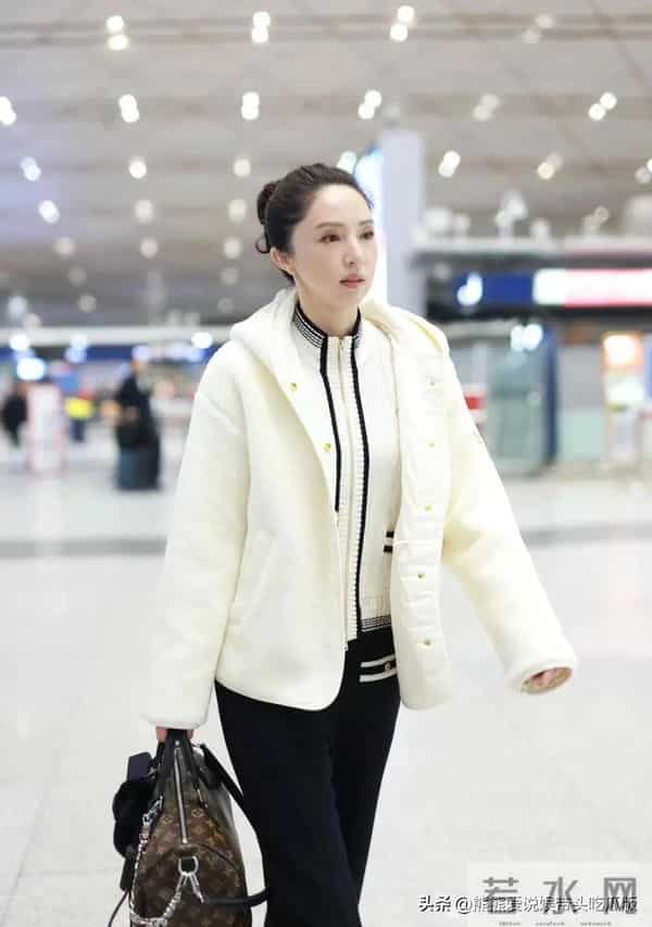董璇机场私服真会穿！白色毛绒外套+拉链毛衣+阔腿裤，时髦又高级
