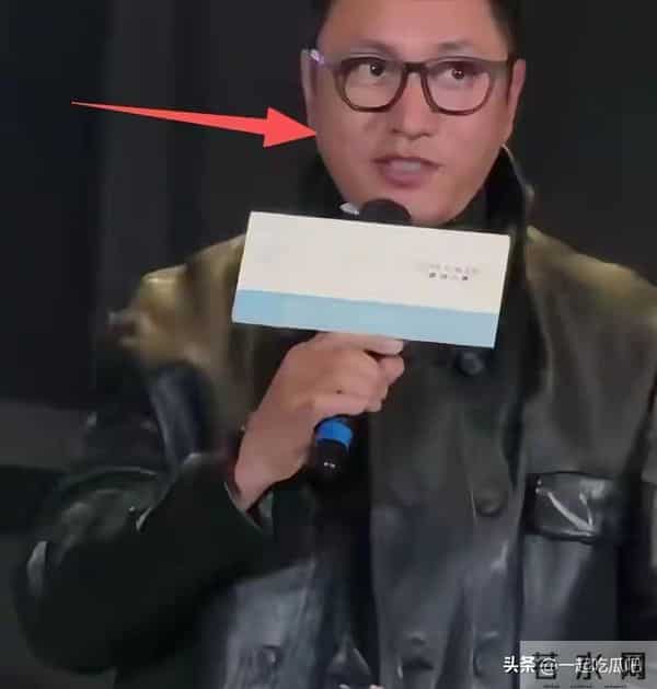 49岁陈坤现状让人心酸，脸垮戴假发，又瘦又黑，独自养娃断崖衰老