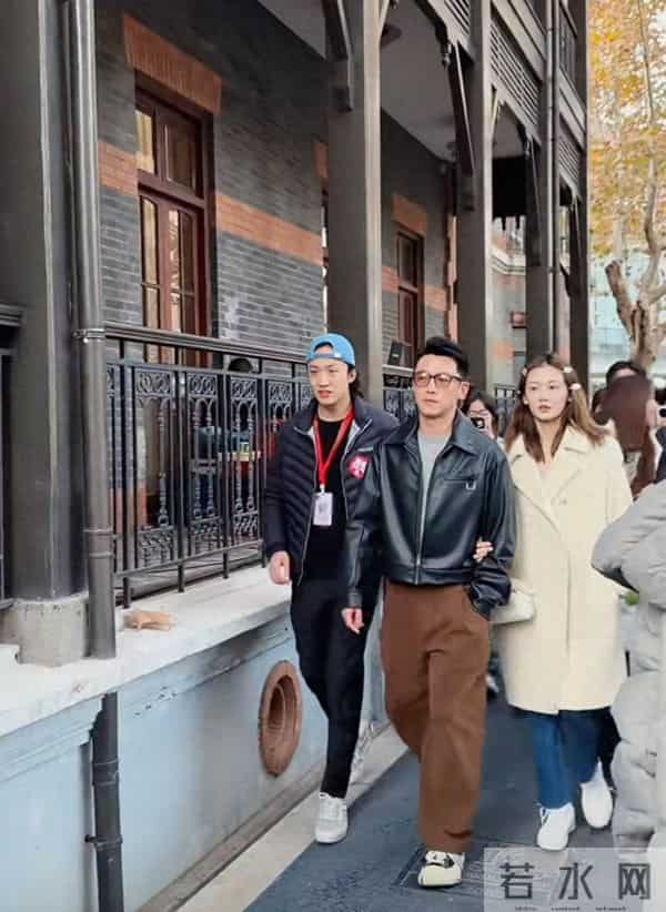 郑凯苗苗一起回中戏,苗苗三娃妈像大学生!