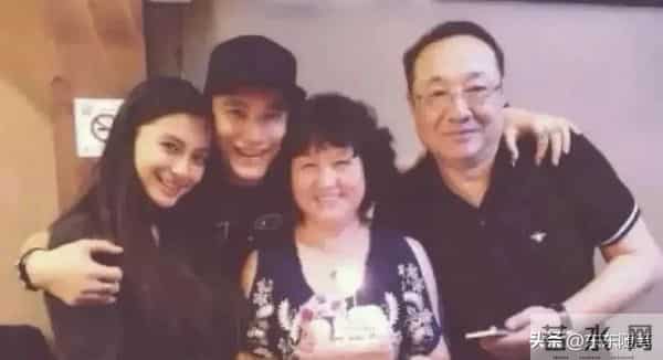 叶柯听见女儿哭 不耐烦捂耳朵 黄晓明妈只照看Angelababy生的小海绵