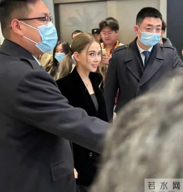 昆凌新西兰被偶遇，绝美比例生图惊艳，网友直呼周董眼光太赞