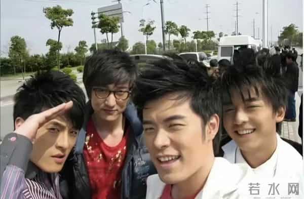 上戏80周年校庆聚餐曝光！郑恺雷佳音挤小包间，疑似集体室内吸烟