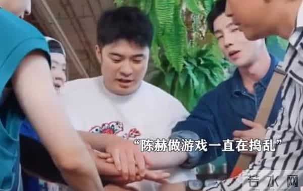 上戏80周年大合影，金世佳有少年感，陈赫靠边坐，王传君稳居C位