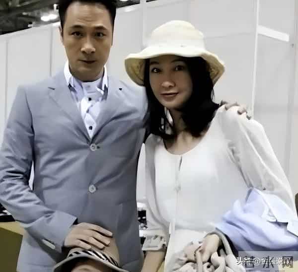 嫁给吴镇宇23年没做过饭，53岁仍似少女，她堪称最美的女星