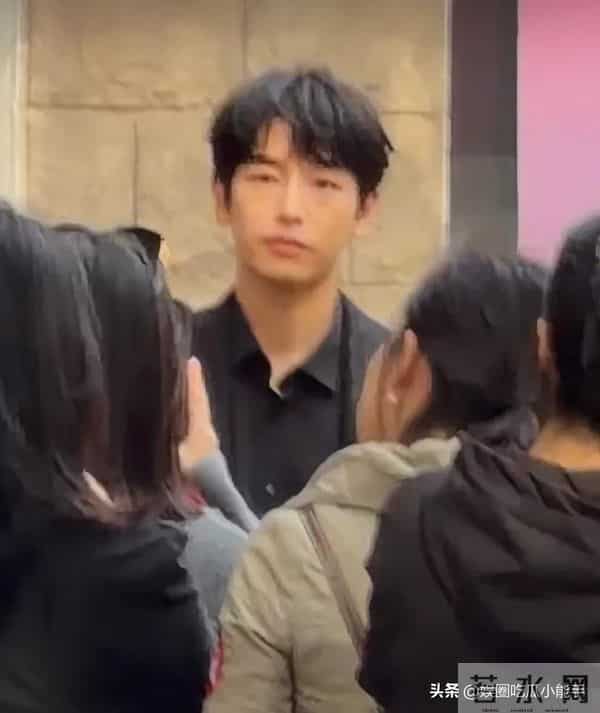 上戏八十周年校庆,郑恺牵苗苗现身,杜江陈赫出席雷佳音发型抢镜