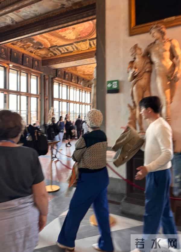 黄轩女友秀恩爱，在一起5年仍很甜，网友：这才是我们想要的嫂子