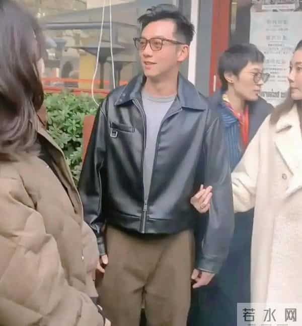 39岁郑恺携妻苗苗重返上戏学院参加校庆,十指相扣男帅女美太亮眼