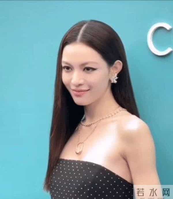 蒂芙尼活动上46岁章子怡骤显衰老，肌肤浮肿骨感干瘪，面相大变