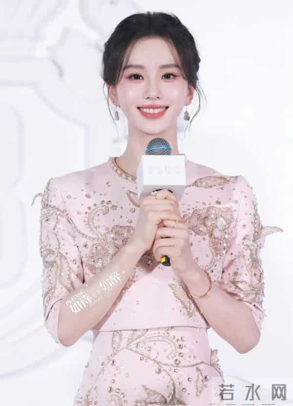 刘诗诗穿粉裙白到发光！南京活动生图曝光，这状态哪像38岁的人？