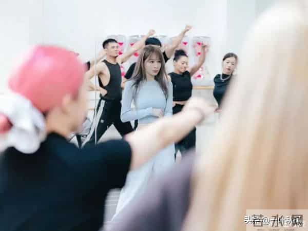 王心凌日常彩排照片流出，网友-注意力都被她的身材给吸引了