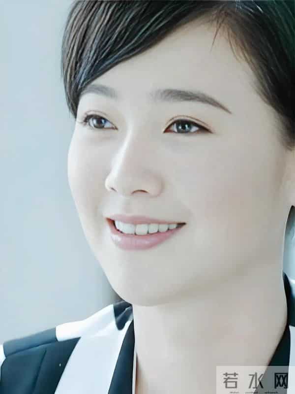 48岁左小青走红毯,礼服不合身超尴尬,状态一言难尽