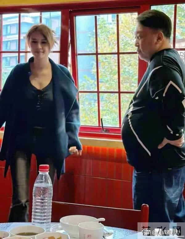 70岁导演王晶带着晶女郎在成都吃火锅,王晶肚子好大 晶女郎身材好