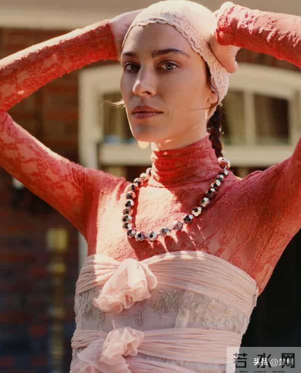 英国超模艾里珊·钟,MiuMiu2025度假系列服饰摄影