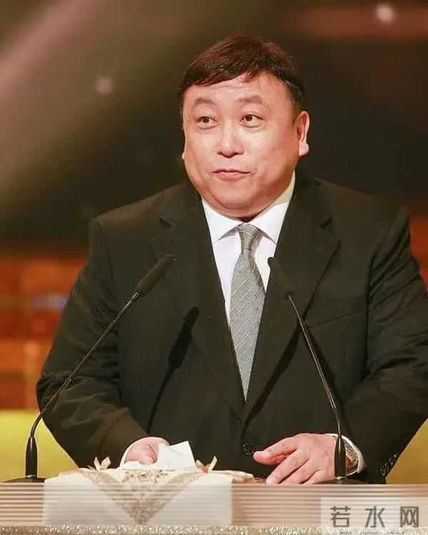 演都不演了,王晶曝易烊千玺拿奖内幕 彻底撕开了内娱的“遮羞布”