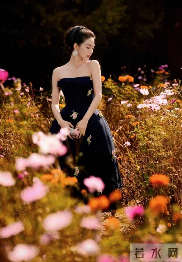 章若楠一字肩裙装美翻天，白皙肌肤晶莹剔透，摄影师捕捉童话瞬间